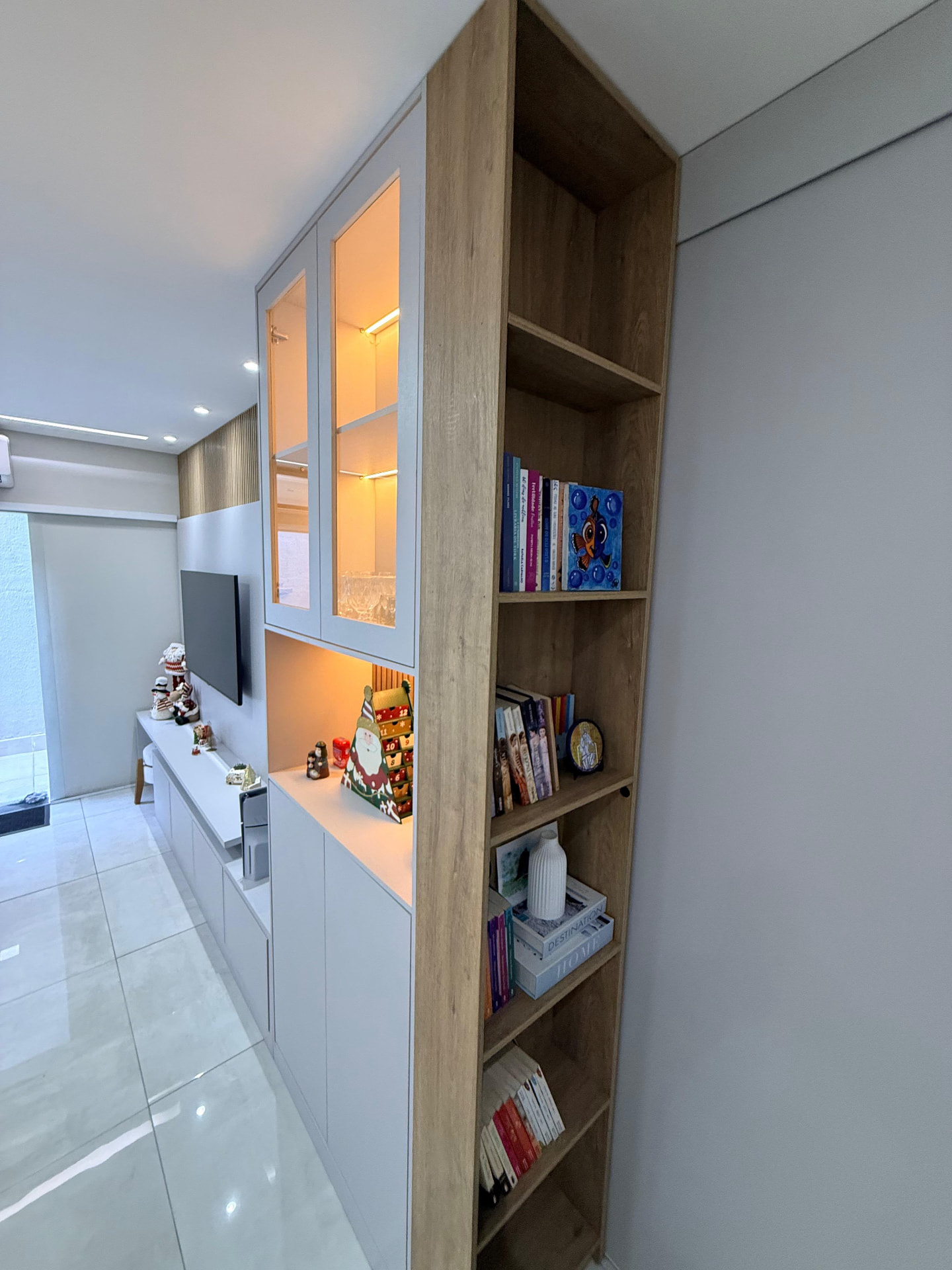 Painel de sala de estar com rack, cristaleira iluminada e estante amadeirada